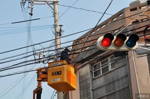電力電纜的內(nèi)屏蔽層與外屏蔽層各在什么部位？采用什么材料？有何作用？